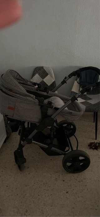 Carro de bebé gris, capazo convertible en silla