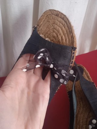 Sandalias con lazo negro y blanco