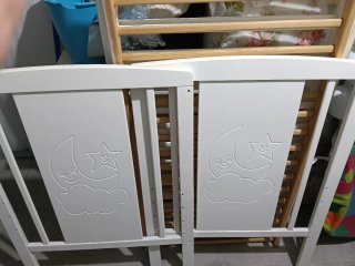 Cuna de bebé blanca con diseño