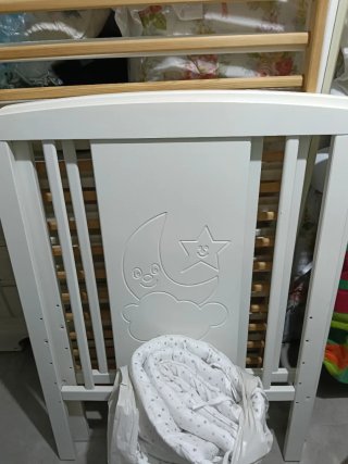 Cuna de bebé blanca con diseño
