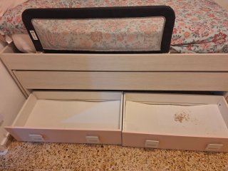 Cama juvenil gris y rosa con cajones i estantería