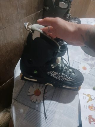 Patines agresivos hombre de línea está preparado