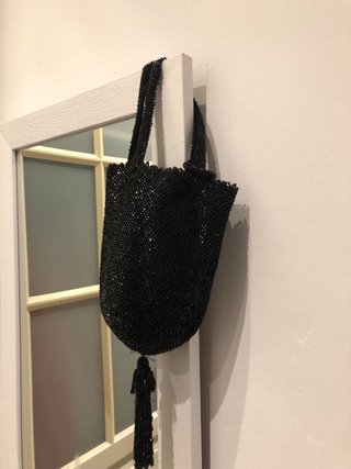 Bolso pedrería negro con pompón