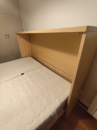 Cama abatible de madera con colchón