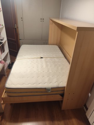 Cama abatible de madera con colchón