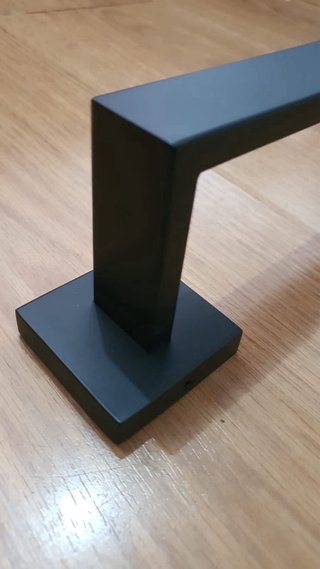 Tirador Negro Cuadrado Moderno