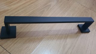 Tirador Negro Cuadrado Moderno