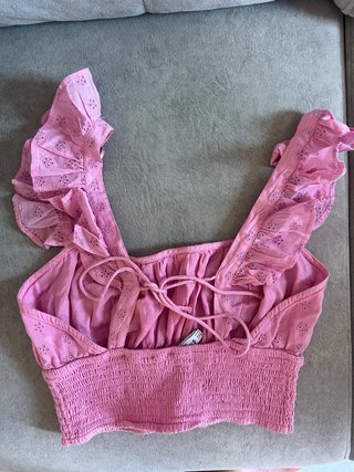Top rosa Stradivarius con volantes