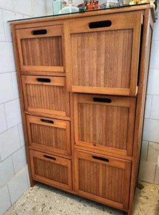 Mueble cajonera de bambú y madera
