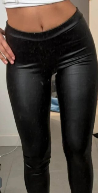 Pantalones tipo leggins efecto piel