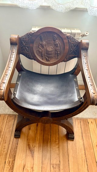 Silla antigua de madera y cuero