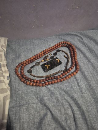 Colgantes y pulseras de madera hechos a mano