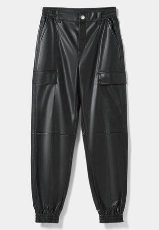 Pantalón cargo efecto piel Bershka