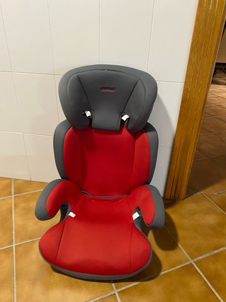 Silla de coche infantil roja y gris