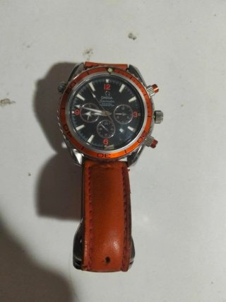 Reloj Omega Negro y Naranja