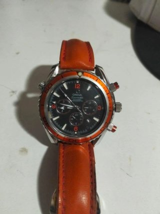 Reloj Omega Negro y Naranja