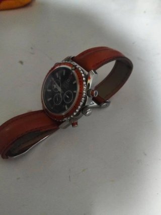 Reloj Omega Negro y Naranja