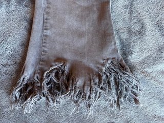 Pantalón campana gris con flecos