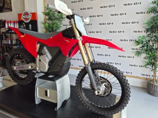 Moto Stark 12+1 Supermotard Negra/Roja