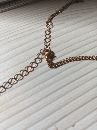 Collar dorado con estrellas