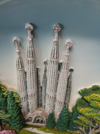 Plato decorativo, en relieve LA SAGRADA FAMILIA , GAUDI -FABRICADO POR FORNES Y SANCHIS