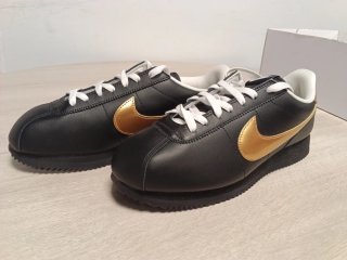 Nike Cortez Negro y Dorado