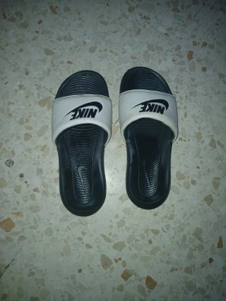 Chanclas Nike Negras y Blancas
