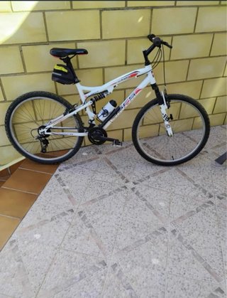 Bicicleta de montaña blanca