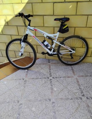 Bicicleta de montaña blanca