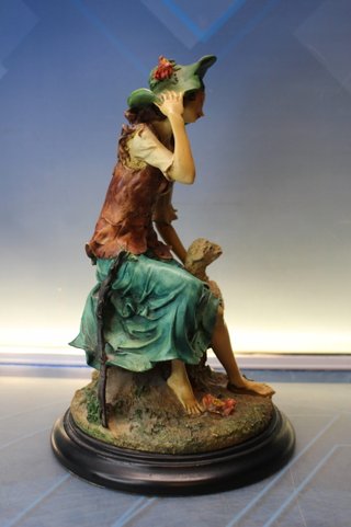 Reproducción en resina de figura “Pastora” de Giuseppe Armani, Capodimonte.