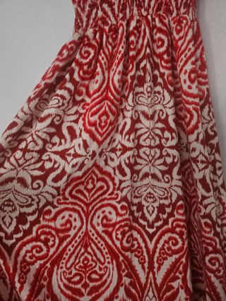 Vestido largo tirantes estampado rojo y blanco.