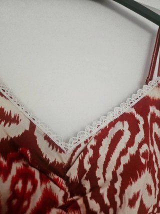 Vestido largo tirantes estampado rojo y blanco.