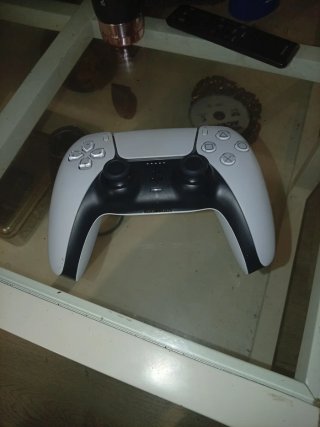 PS5 con mando y juego