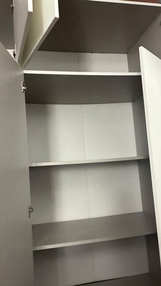 Armario blanco de madera