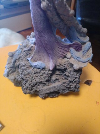 Escultura de mujer con vestido morado