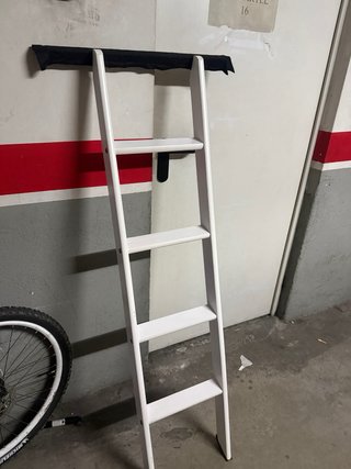 Escalera de madera blanca