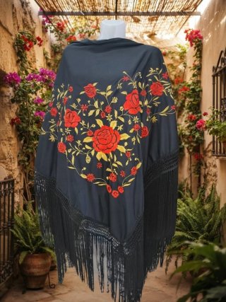 Manton negro bordado flores rojas