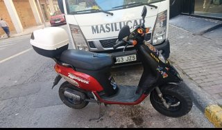 Piaggio Typhoon Scooter Negra y Roja