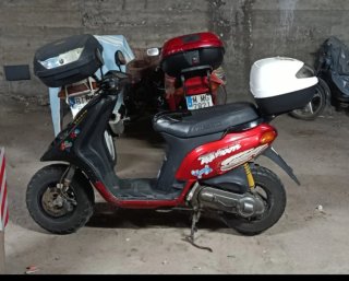 Piaggio Typhoon Scooter Negra y Roja