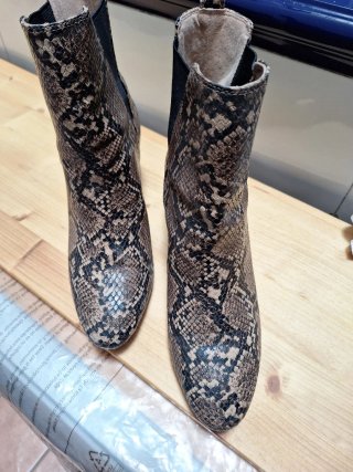 Botines piel serpiente tacón