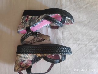 Sandalias de cuña con estampado floral