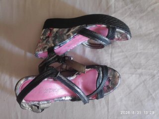 Sandalias de cuña con estampado floral