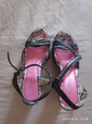 Sandalias de cuña con estampado floral