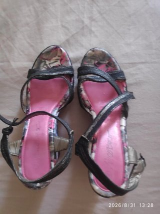 Sandalias de cuña con estampado floral
