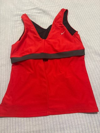 Top deportivo Nike rojo
