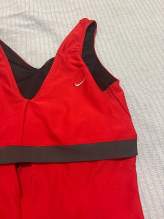Top deportivo Nike rojo