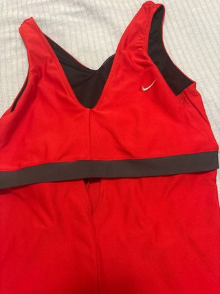Top deportivo Nike rojo