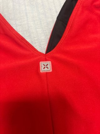 Top deportivo Nike rojo