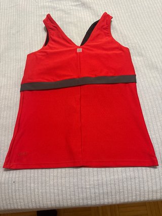 Top deportivo Nike rojo