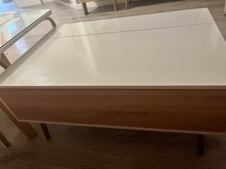Mesa elevable blanca y madera